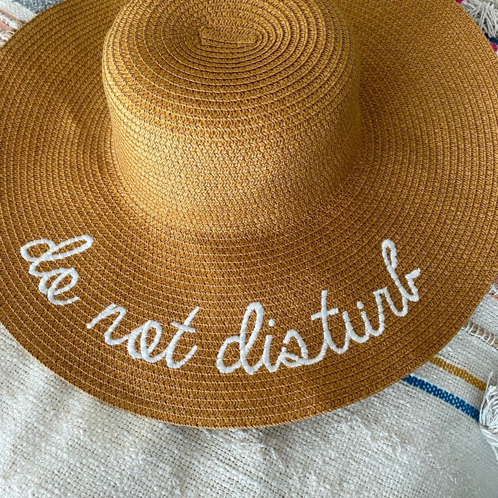 Wide brim beach hat “Do not disturb”
